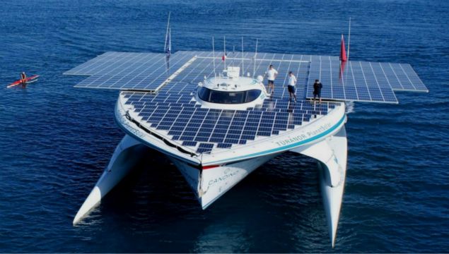 Este es el PlanetSolar, la embarcación más grande del mundo propulsada exclusivamente con energía solar