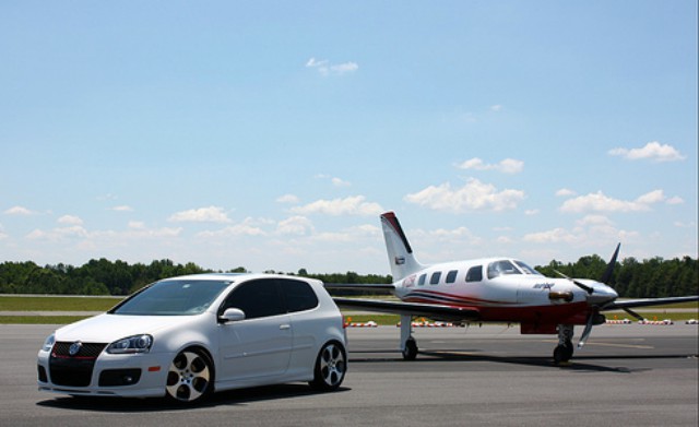 ¿Qué es peor para el cambio climático, las emisiones de los autos o de los aviones?