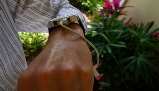 Este reloj tambien carga smartphones
