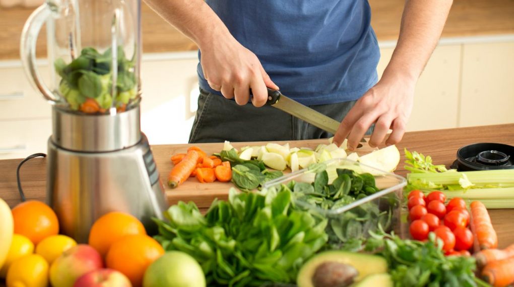 6 alimentos que aumentan o reducen el riesgo de enfermarse de cáncer