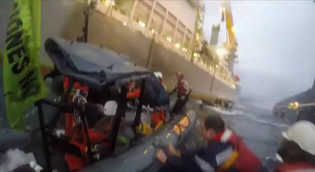 [VIDEO] Las impactantes imágenes de La Armada Española embistiendo a miembros de Greenpeace