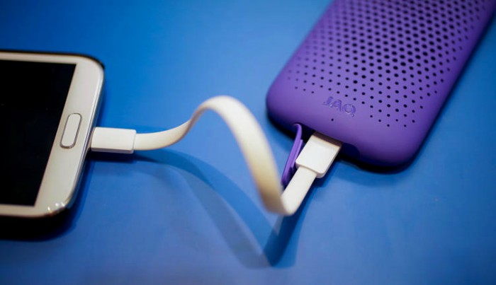 No más energía eléctrica: este cargador funciona con agua y sal