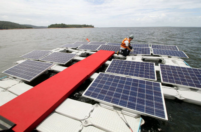 Gigantesca hidroeléctrica se restaura en un proyecto sustentable con paneles flotantes