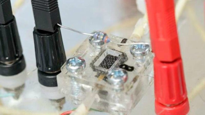 Esta mini-bateria transforma la orina en electricidad