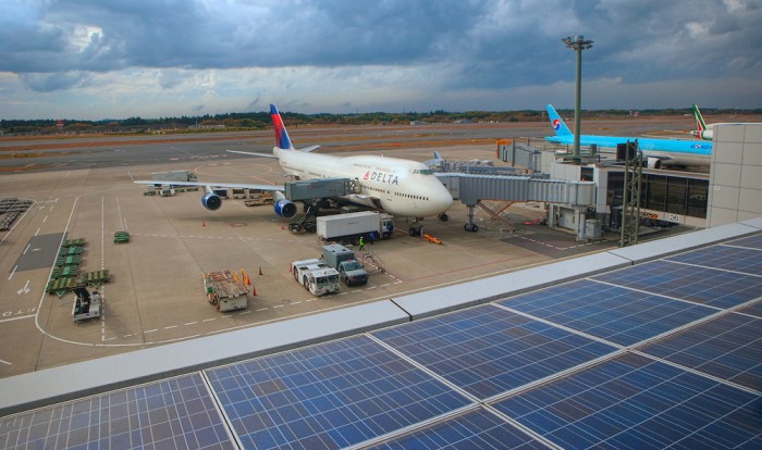 Sí se puede. Conoce el primer aeropuerto del mundo que funciona 100% con energía solar