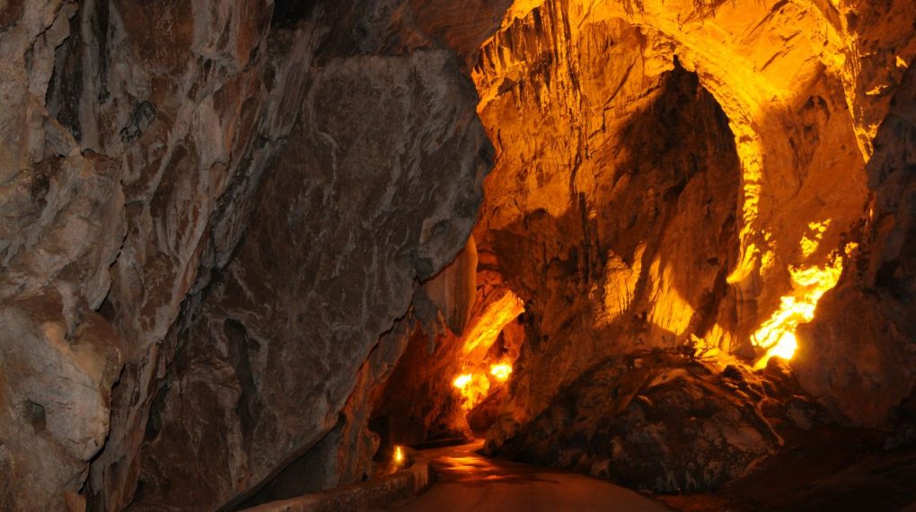 El pueblo al que se accede por una cueva natural