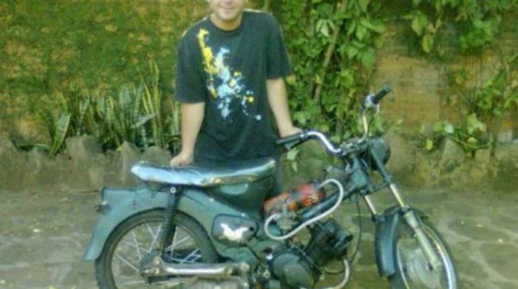 Este mecánico hizo funcionar una motocicleta con agua.