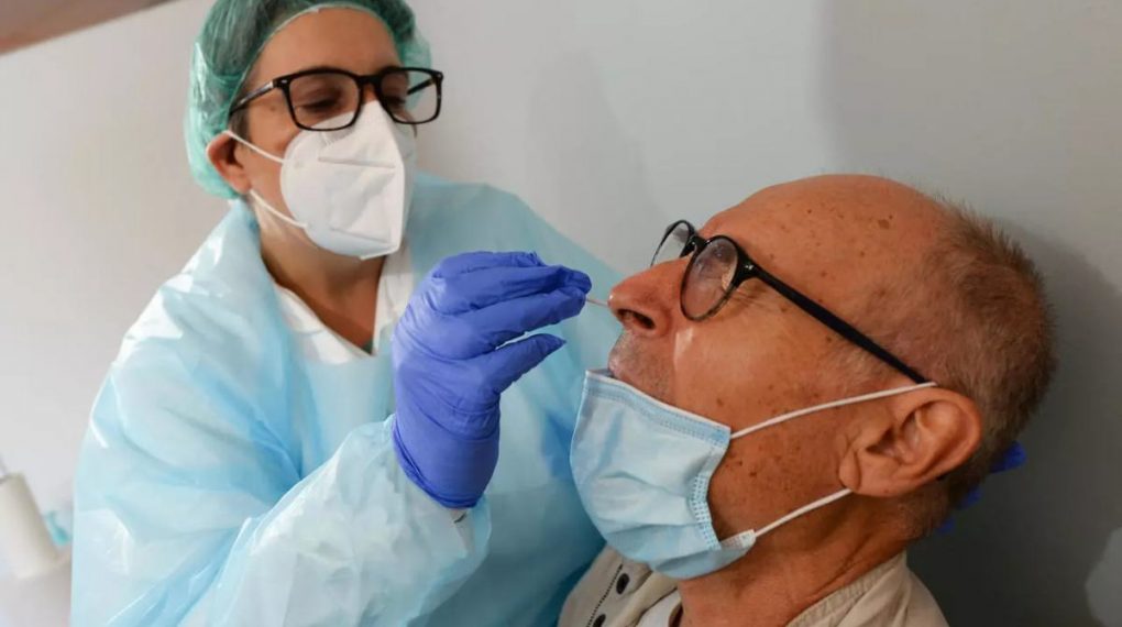 Científicos japoneses descubren que el coronavirus permanece activo en la piel cinco veces más tiempo que el virus de la influenza A