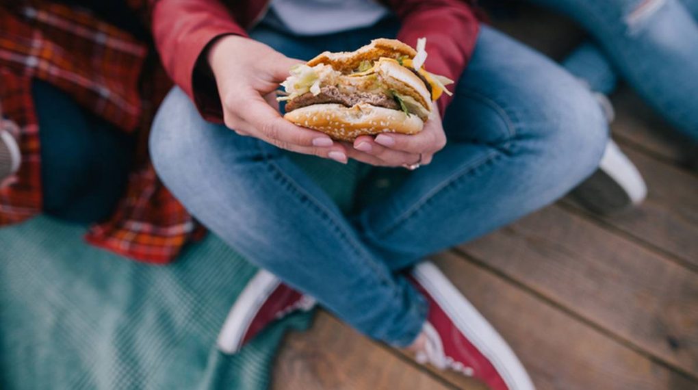 ¿Te cuesta comer saludable? Sigue estos 4 consejos que recomiendan los científicos para ayudarte a escoger alimentos sanos