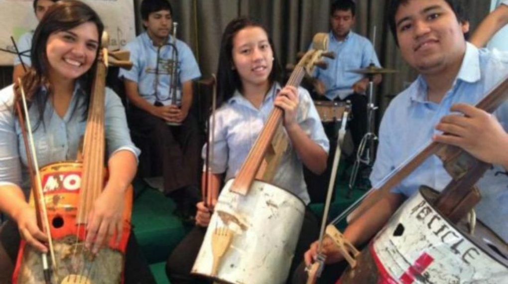 La basura de una persona es el violín de otra.  Sino mira esta orquesta que toca con instrumentos hechos de desperdicios