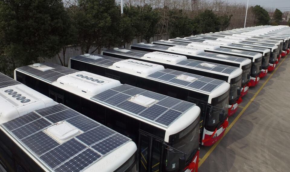 Así es el primer autobus comercial que tiene paneles solares en el techo y los laterales