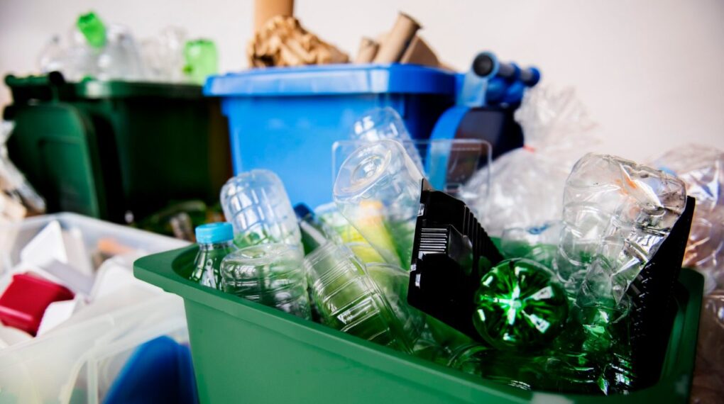 Sabias que la mayoría de los plásticos no se pueden reciclar. Qué hacer entonces