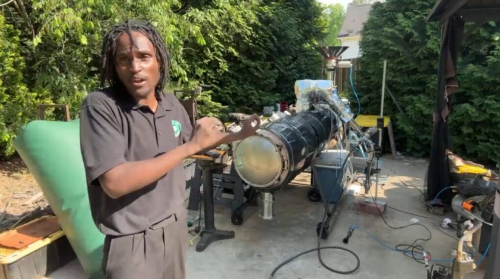 Este chico pone a temblar a la industria petrolera. Crea gasolina casera usando plástico viejo y energía solar